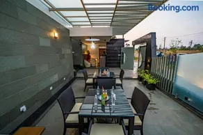 S R Premium Suites - Image 4