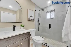 Modern Miami Stay Sleeps 6 Walk to Wynwood - Image 5
