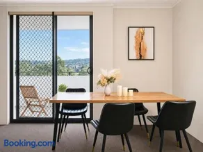 Prime Sydney 3BR - Pool,Gym 2 Parking with Balcony - Image 3