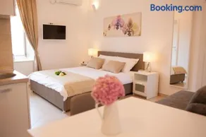 Summer Lounge Apartments - Image 2
