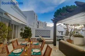 Apartment in White Pearl Beach - Image 1