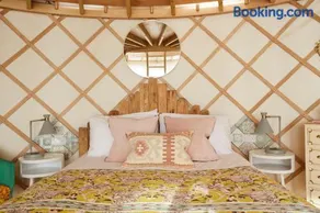 Puckaster Cove Luxury Yurt - Image 4