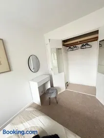 Lovely 2 Bed End Terrace - Private Parking - Garden - Image 3