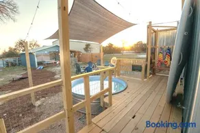 Game Barn, Cowboy Pool, 17ft Movie Screen - sleeps 10 - Image 2