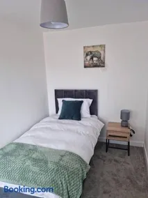 5 bedroom house - Cheshire Oaks - Image 3