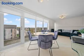 Modern 2 bedroom penthouse with free parking - Image 2