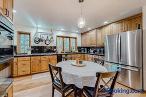 Dog-friendly hilltop estate with fireplace & incredible Columbia River view - Image 2