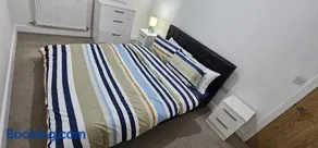 Modern 1-Bedroom Flat in SE18 10 mins to O2 - Image 1