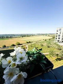 Elegant new flat near Airport TRAM to centre - Image 5