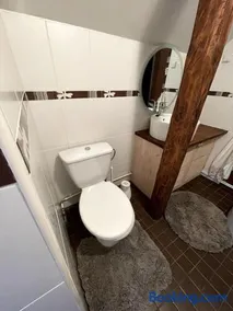 Small & Cozy Studio Apartment - WiFi & Free Parking - Image 4