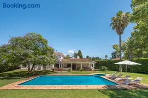 Villa amplia con piscina privada ideal familias y grupos - Image 1