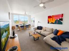 Spacious Retro Stay Steps from Chapel Street - Image 2