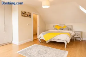 Charlettes Lodge - Image 2