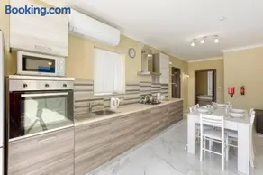 Penthouse, Seaview, Beautiful 2BR Apt 4 - Image 3