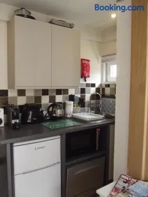 Auntie Bett's - Cosy Double Bedded Ensuite Room with Mini Kitchen - Image 2