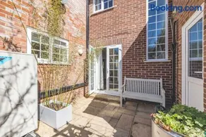Stylish 1 Bedroom Retreat in Maidenhead - By Tempstay - Image 3
