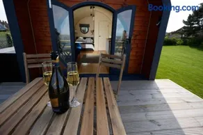Spring Tide Cliff Top Glamping Pod with direct Sea Views - Image 2
