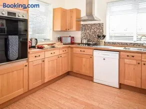 3 Bed in Totland Bay oc-ic110 - Image 2