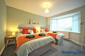 Luxury Bungalow, 3 bedrooms, 5 beds, sleeps 8, transport links, parking, Wi-Fi - Image 3