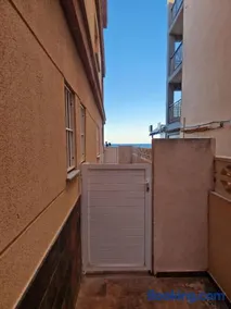 Lovely Beach flat, ground floor, with fast WiFi, AC and Heating - Image 1