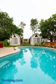 ELIVAAS Signature Tanira Farms Moonrise Pet- friendly Igloo Cottage with Pool, Bar and Garden - Image 5
