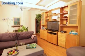 Forest Hills - Image 2