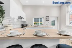 Modern 3 Bedroom house, short walk to train station and town centre, close to Manchester Airport and PLouise - Image 3