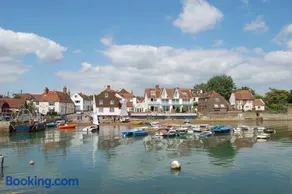Modern 5-Bedroom Retreat Nr Coast - Image 2