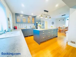 Top Floor Apartment with Castle Views - Image 1
