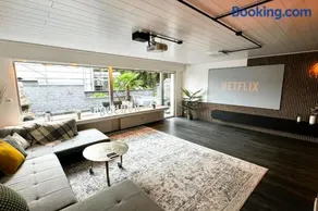 Geräumiges Apartment mit XXL Leinwand I Parkplatz I WiFi - Image 1