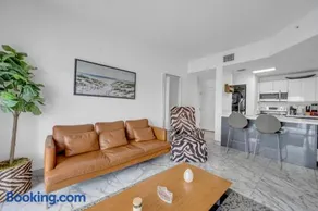 Subtle 2 Bed in Edgewater near Downtown With Free Parking - Image 3