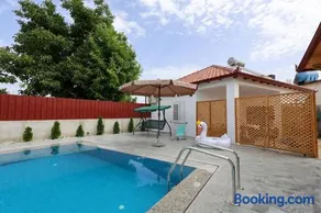 Villa Valentino Swimming Pool - Image 2