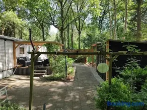 Chalet met veranda aan bosrand - Image 4
