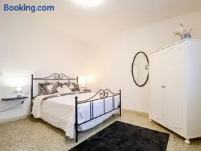 The Cozy Apartment - Wi-Fi, Smart TV, Free Parking - Image 2