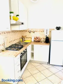 Yellow House - Image 4