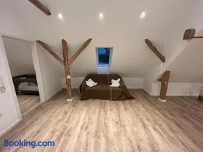 Helles Apartment mit Dachbalkon & Kingsize-Bett - Image 4