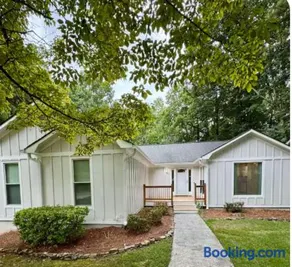 Modern Luxe Retreat near Braves Fast WiFi and Parking - Image 2