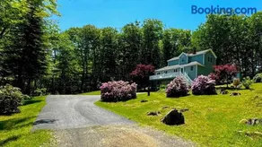 Hillhouse, tastefully decorated Maine home - Image 1
