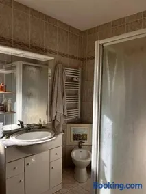 Dans 1 cadre de verdure convivial et relax, idéal mer et centre à 2 pas, jusqu'à 3 chambres triple et privées, parties communes sdb, wc, jardin - Image 3