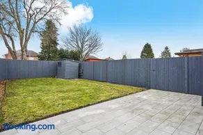Private 2Bed-Parking & Garden-By FabAccommodation - Image 4