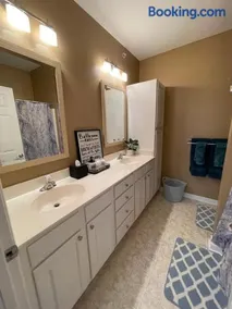 Lovely 2-bedroom condo, close to beaches - Image 3