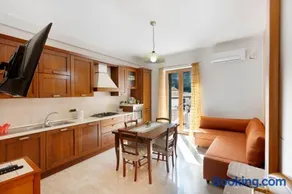 Ce Tour - Nonni's Lemon House - Image 1