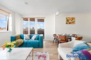 2bed Flat with FREE Parking, Close to Heathrow - Image 2
