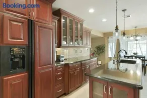 Spectacular Lake House Retreat - Image 3
