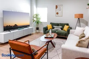 Disneyland Family Retreat I Sleeps 12, Game Room, Pool Table, King Bed & EV Access - Image 3