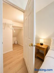 NEW Sleeps 8 Ballard Townhouse - Image 2