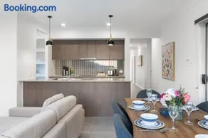 Relax Ready 4BR Near Bayside and Shops Workspace - Image 3