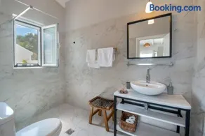 VILLA BETTIE Sea Views & Sunrise 3BR Villa w Pool & Privacy - Image 3