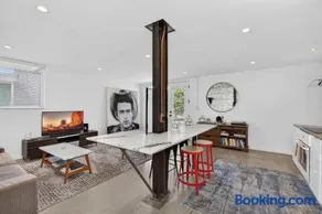 Modern 2BR Retreat Sleeps 4 Near Arcadia&Biltmore - Image 1