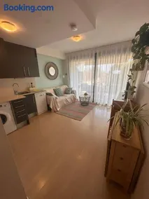 Beach flat with garden - Image 3